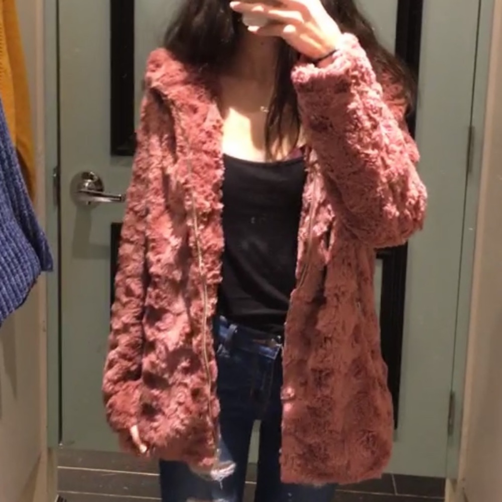 Rose Textured faux fur coat